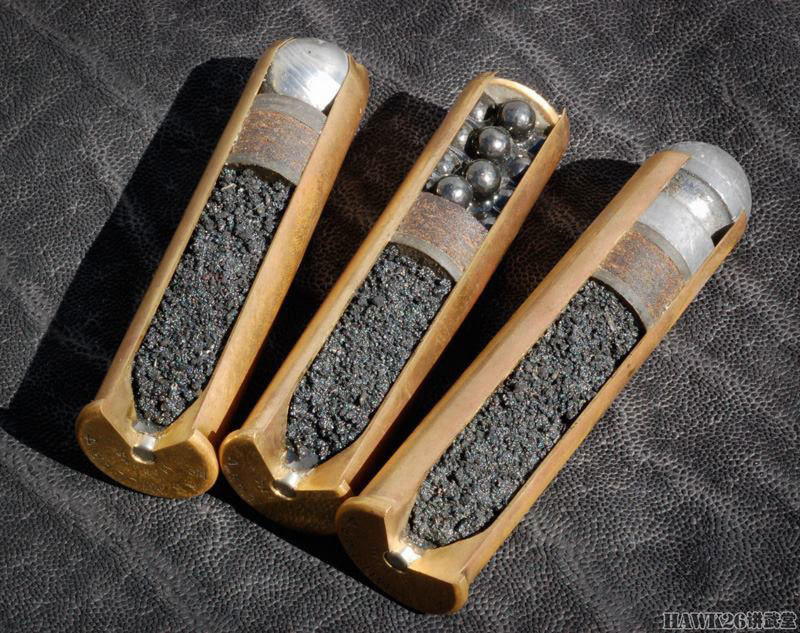 约翰·米勒还精心制作了大批的皮革装具,包括皮带,枪袋,备件带,弹药包