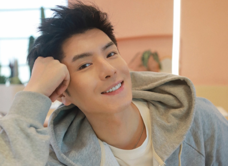 不管是严肃的表情,还是微笑,林皓洋的脸蛋看着都无比自然,这跟大众潜