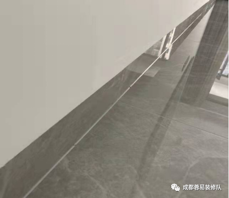内嵌式踢脚线与墙面一样平整,如果颜色选择与地板或地砖一样,看起来就