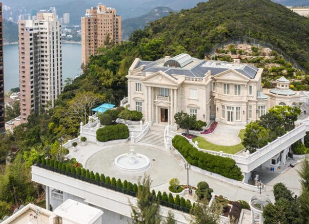 关键是这座豪宅是建在香港著名的富人区山顶的白建时道.