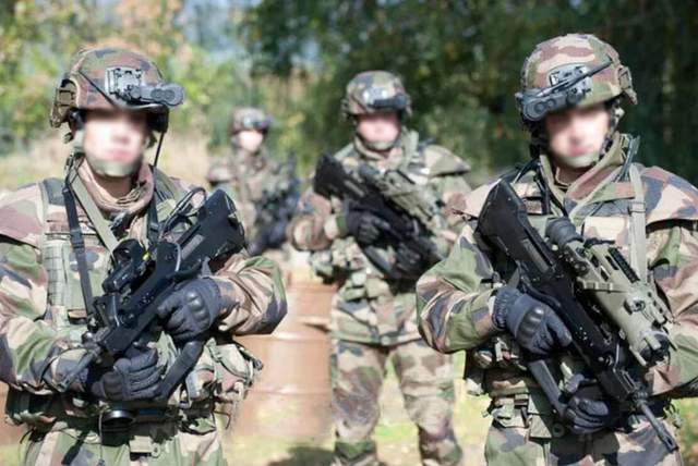 身穿f2迷彩服的法军士兵图案由橄榄绿,浅褐色,土黄色和黑色组成,虽然