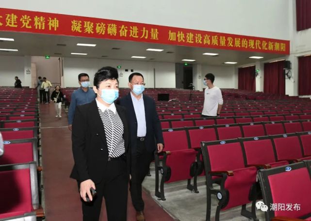 3月22日上午,区人大常委会主任马文玲带队检查大会会场和代表