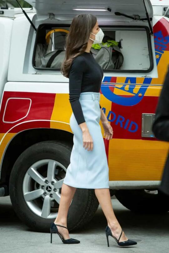 西班牙王后莱蒂齐亚这次下真功夫了,穿针织衫半身裙,瘦出曲线大变样