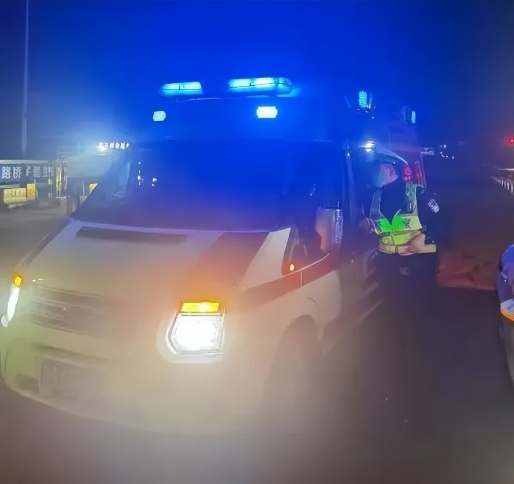 救护车高速公路受阻民警全力护送暖人心