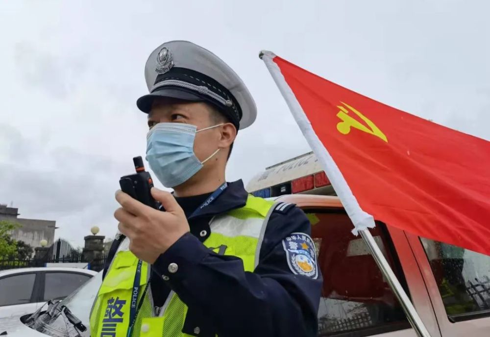 戰疫情龍南交警東江中隊讓黨旗在疫情防控第一線高高飄揚