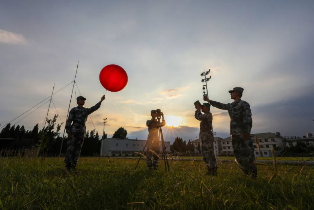 为天"号脉",他们是空军气象兵!_腾讯新闻
