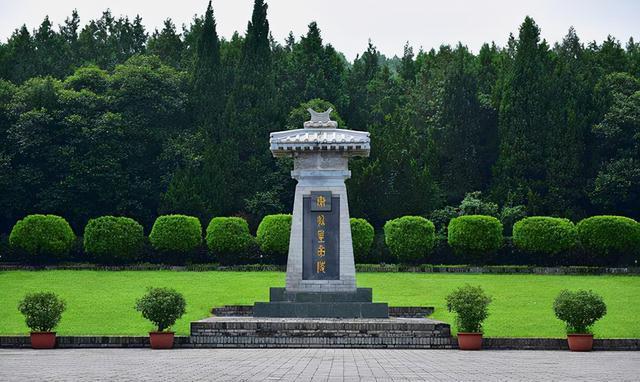 秦始皇陵墓也是世界上第一個皇帝陵園,整個陵墓的構造非常宏偉壯闊