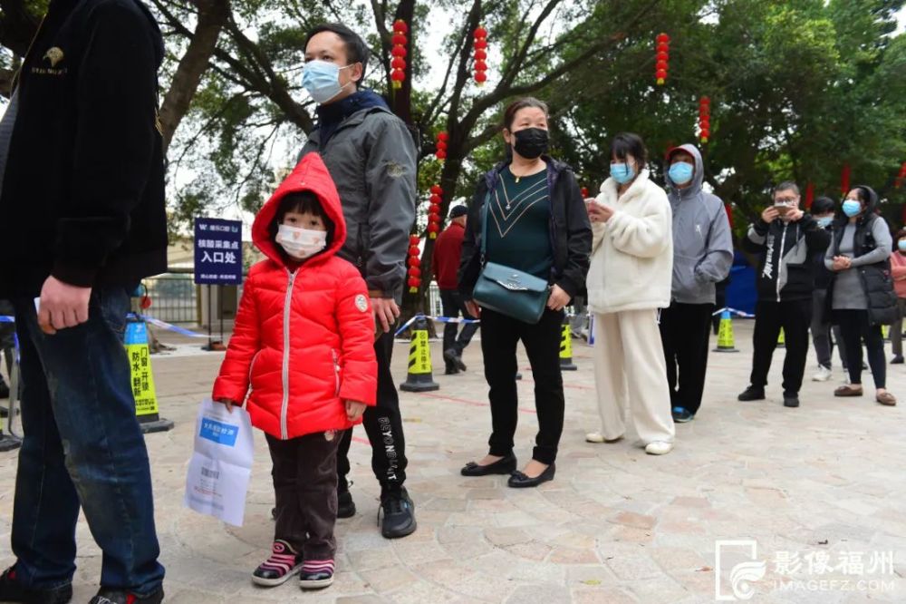 後洲街道福泰華庭江濱廣場核酸採樣點▲麒麟救援隊志願者在入口處幫忙