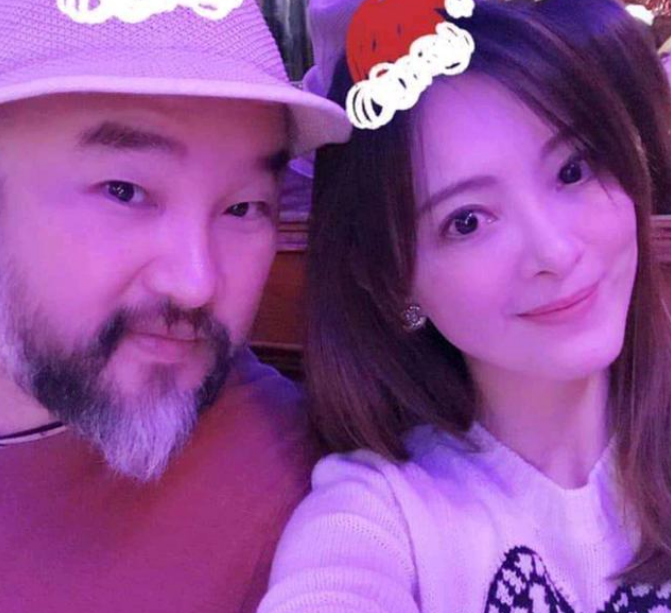 刘真去世两周年辛龙发文寄托哀思背景依然是妻子最爱的粉色