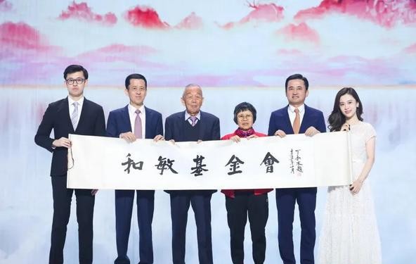 根据最新发布的财报显示,安踏去年实现营收493.28亿元,净利润77.