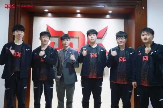 英雄联盟人物实力排行_英雄联盟:赛季末战力排行榜大变天,V5本周继续坐稳第二名