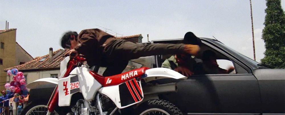 《警察故事》里的跳灯管,《飞鹰计划》的摩托飞车特技.