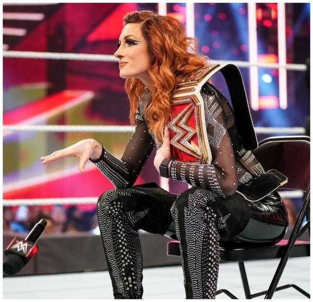 贝基林奇嘲讽罗曼雷恩斯,她才是wwe中的真挂王!