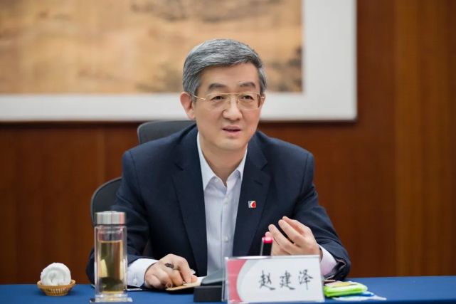 山西焦煤集团公司党委专职副书记,副董事长凌人枫主持座谈会,集团公司