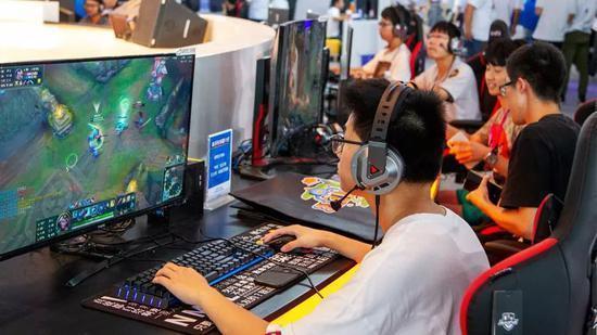 深圳宅男沉迷游戏无暇做核酸屋内如垃圾场不忍直视这能发财