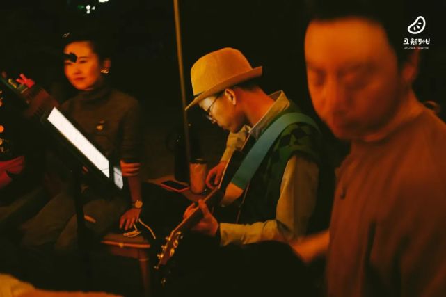 果园天幕下的烛光围谈,在阿柑吉他少年——许哥sugar的弹唱中逐渐升温