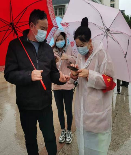 坚持靠前一步,多看一眼,多想一处,帮助弱势群体进行登记,耐心提醒长者