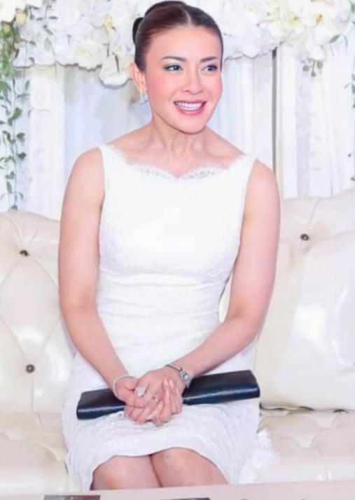 西拉米复宠海报惊艳五官完美没一丝皱纹经得住高清镜头考验