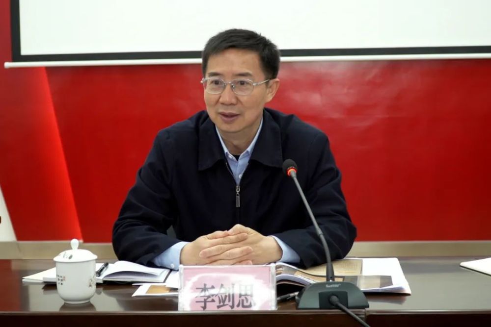 调研中,李剑思对燕塘镇,花山乡自制返乡一键报备二维