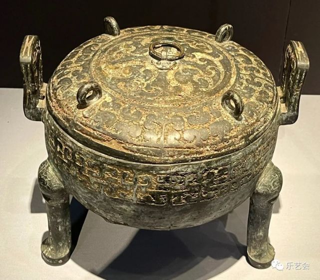 鉴缶由方鉴和方缶两部分组成,方缶置于方鉴正中,组合为一个整体,上置