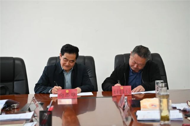 省总工会领导魏俊,林世荣,杨杰出席会议.