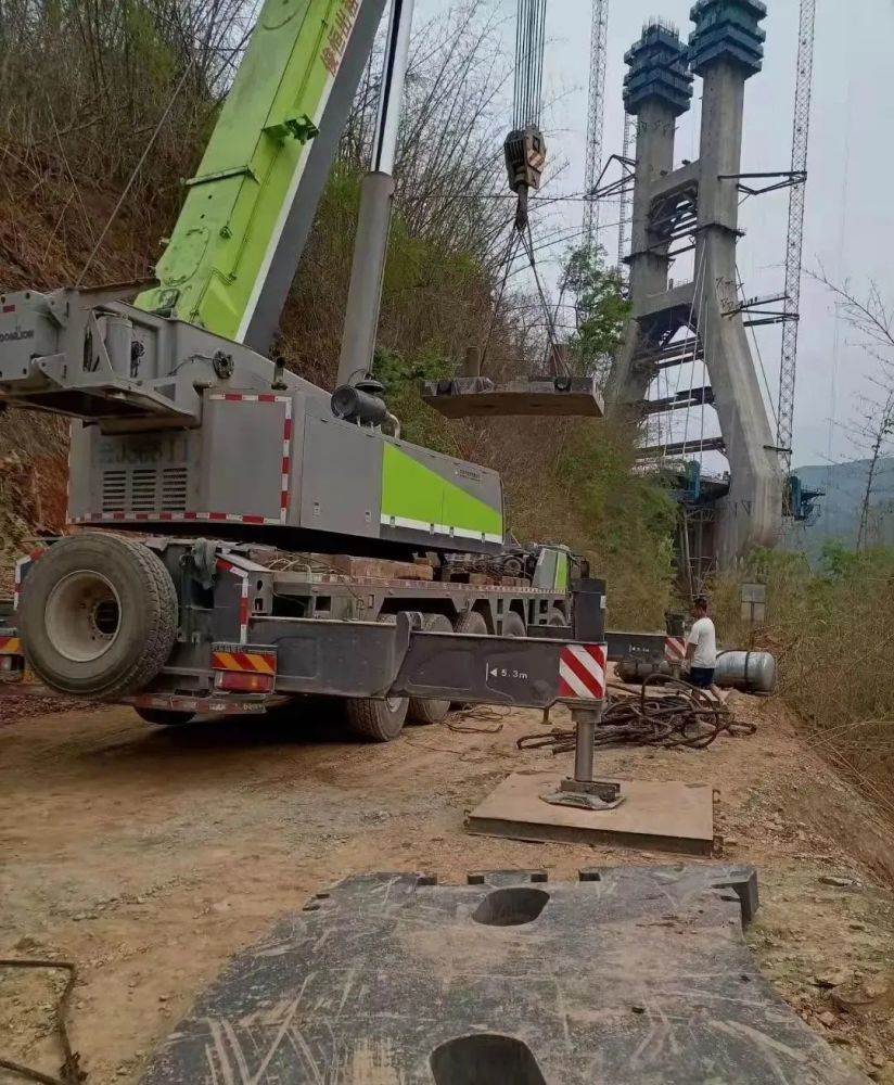 吊車滿載配重趕去工地不幸翻進小山坡駕駛室都摔沒了司機逃生