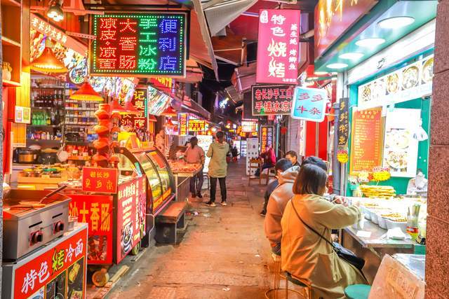 太平老街的人流也很旺,有点人山人海的感觉,从湖南人最喜欢吃的"口味