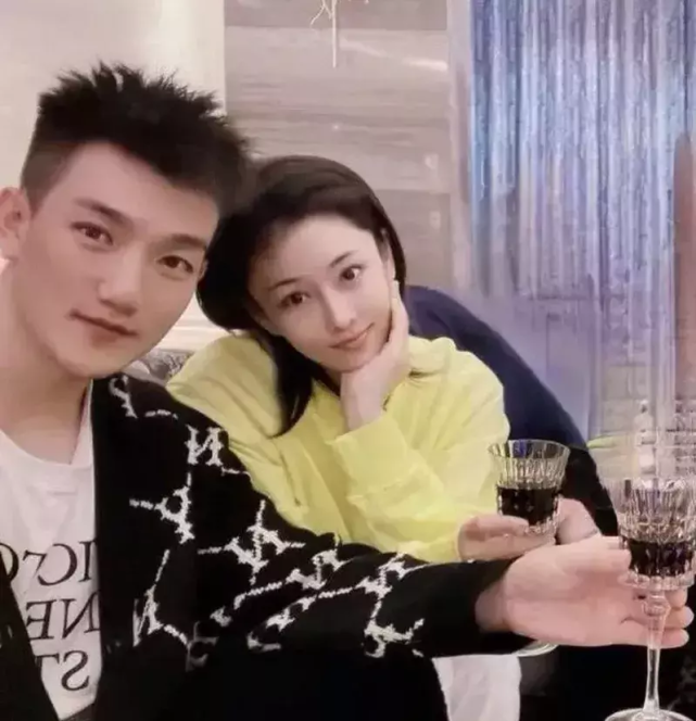 张馨予和老公何捷的合影,相当甜蜜.