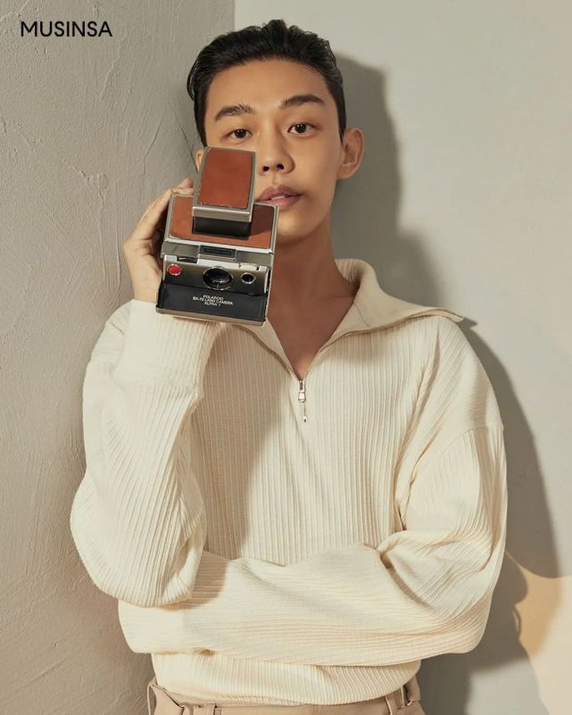 组图:影帝刘亚仁《allure》杂志封面大片,绿色主题春意盎然