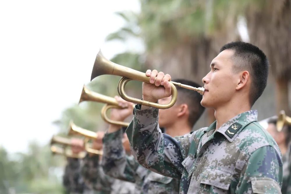军营司号手吹响胜利的号角