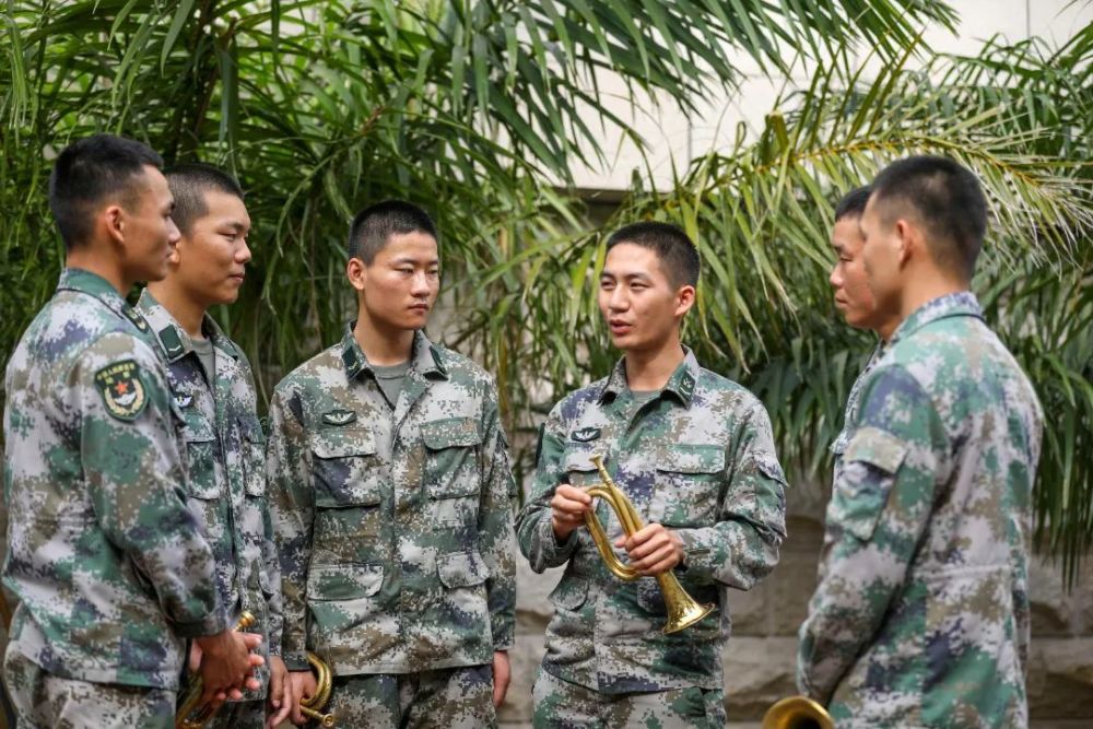 号手目光如炬,器宇轩昂嘹亮的军号响彻云霄诉说着苦