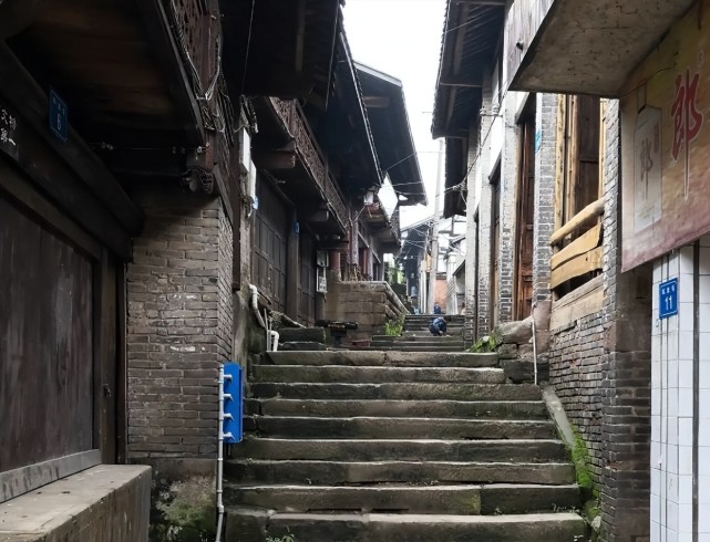 自贡狮市古镇:沱江河上的璀璨明珠