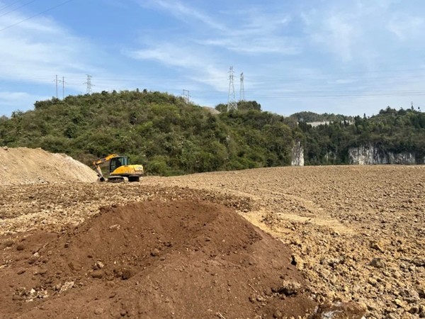 近日,走进燎原镇大关社区,见到原来的建筑垃圾弃土场已变成一块块平整