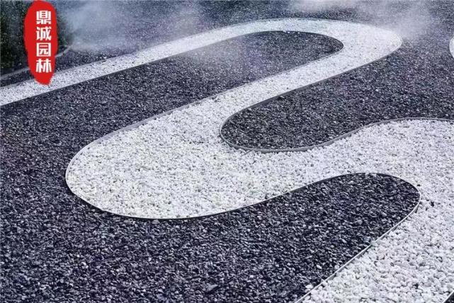 天然黑色砾石与庭院绿色植物相搭配