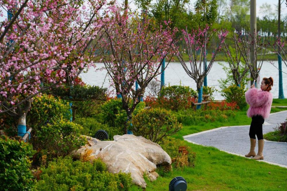 目前,随着淮滨县东西湖风景区升级改造项目的竣工,靓丽落成的26个景点