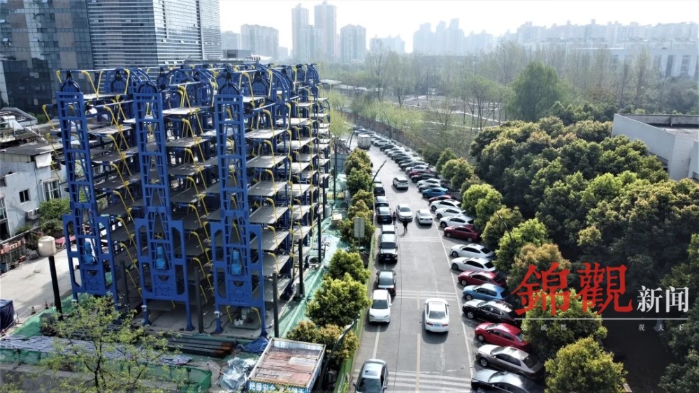 这是新都首个立体车库项目,目前已完成主体工程95%的进度.