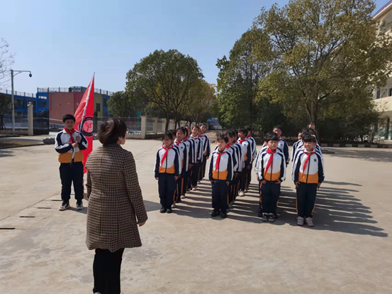 龙溪小学开展学雷锋系列活动