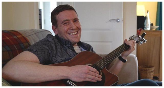 英国男子确诊新冠半年多,改用疫苗治疗,两针后转阴|伊恩·莱斯特|新冠