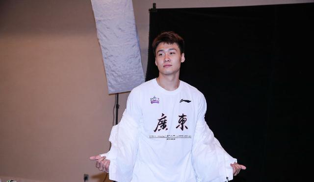 cba全明星写真拍摄花絮赵睿搞怪胡明轩高冷男孩同框太喜感
