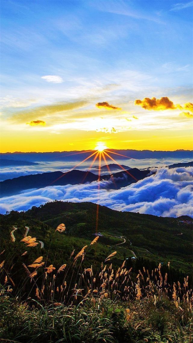 云海上的自由之光红河,山高谷深,晨曦的光时常从山的那头传来微亮.