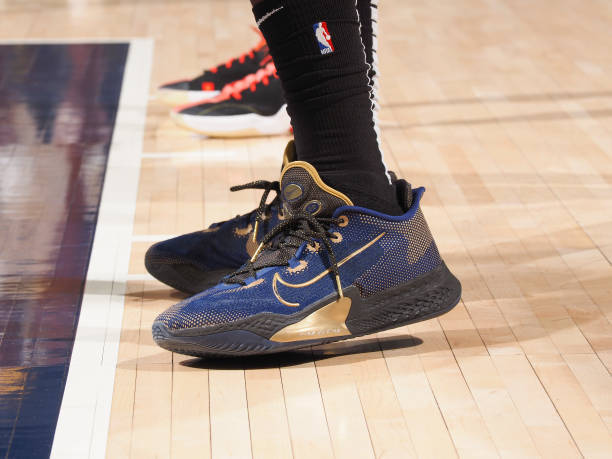 球鞋上脚欧文穿low3塔克球鞋依然亮眼