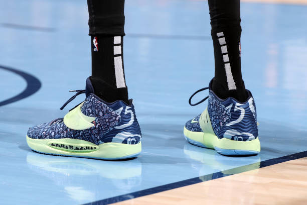 球鞋上脚欧文穿low3塔克球鞋依然亮眼