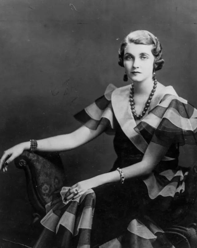 也随着barbara第一次婚姻破裂被她送给了儿时的发小louise van allen