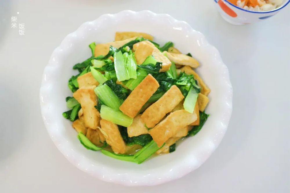 二,香煎豆腐炒白菜【食材】老豆腐,小白菜,姜,蒜,鹽,雞精【具體做法】