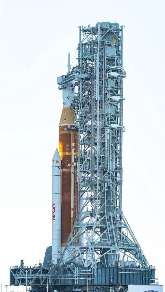 第一枚98米的太空发射系统sls,即月球火箭从nasa肯尼迪航天中心标志性