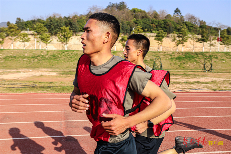轻装三公里第二名,第三名七班班长廖梓雄,战士林晓波分别取得一班战士