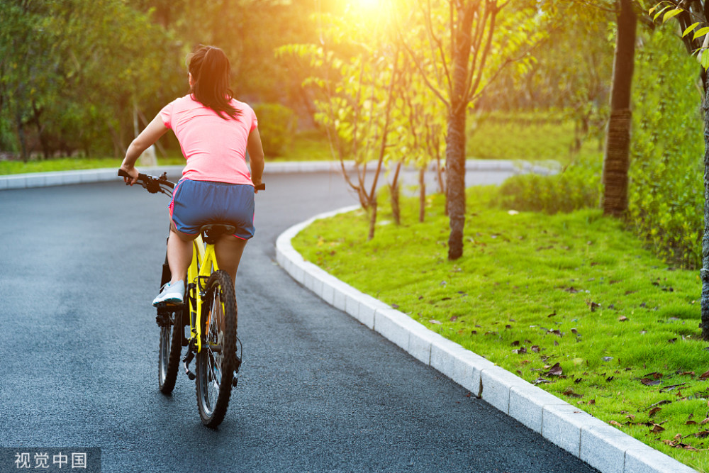 他望着女生一瘸一拐的背影,默默地坐在便道牙子上,点燃一根烟,掏出
