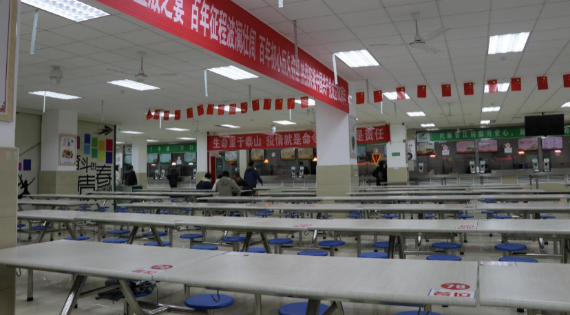 疫情来得突然,很多员工被静止在家,学校食堂98名员工现在只有62人在岗