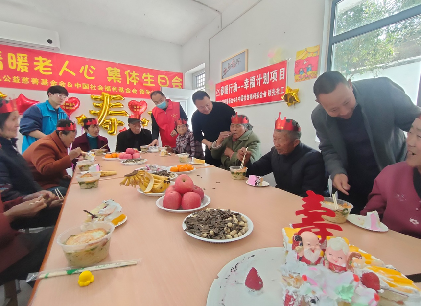 河南基层社区情暖老人心集体生日会环翠峪杏花村春暖行动