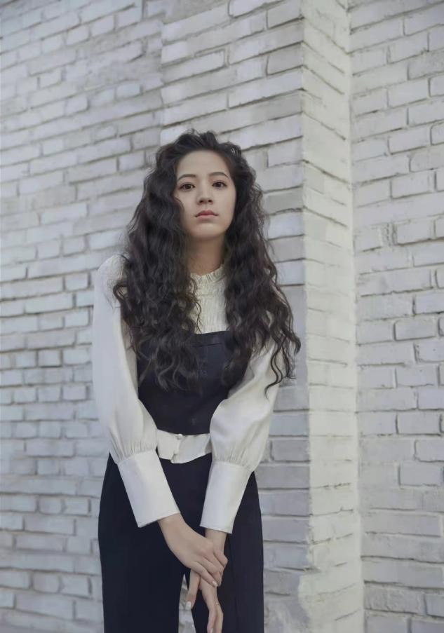 欧阳娣娣大变样,脸型变成欧阳娜娜翻版,烫羊毛卷却像老阿姨